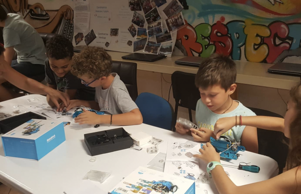 Débuts joyeux du Club Robotique
